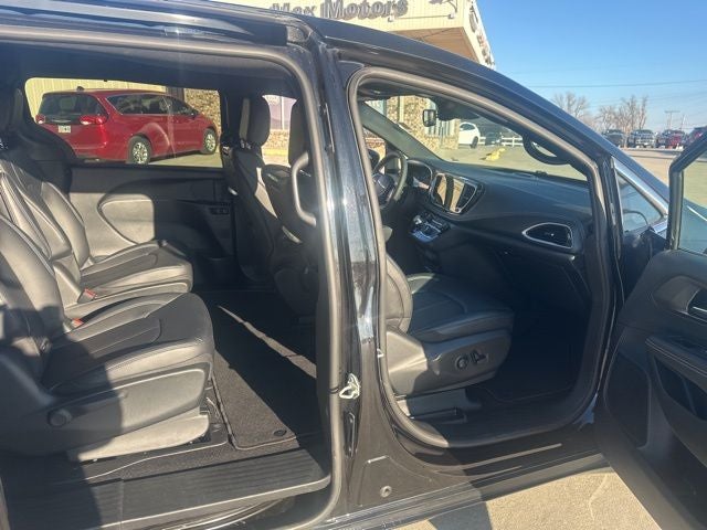 2025 Chrysler Pacifica Hybrid Select